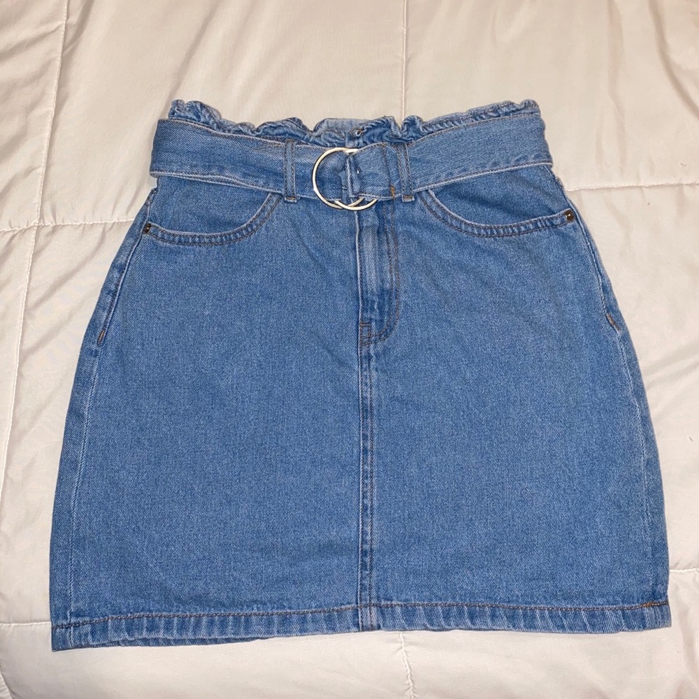H&M denim skirt with denim belt • Fits size XS-S